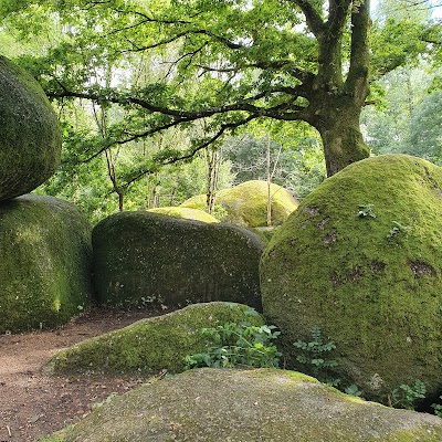 Le Rocher Branlant, le Jardin des Chirons