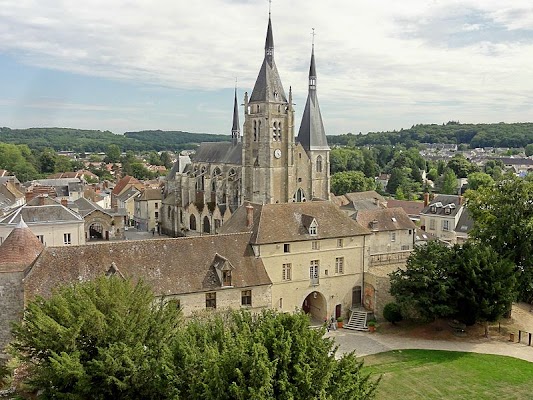 Church And Catholic Parish De Dourdan