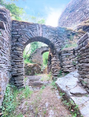 Le site du Roc d'Anglars Fort Lourdou