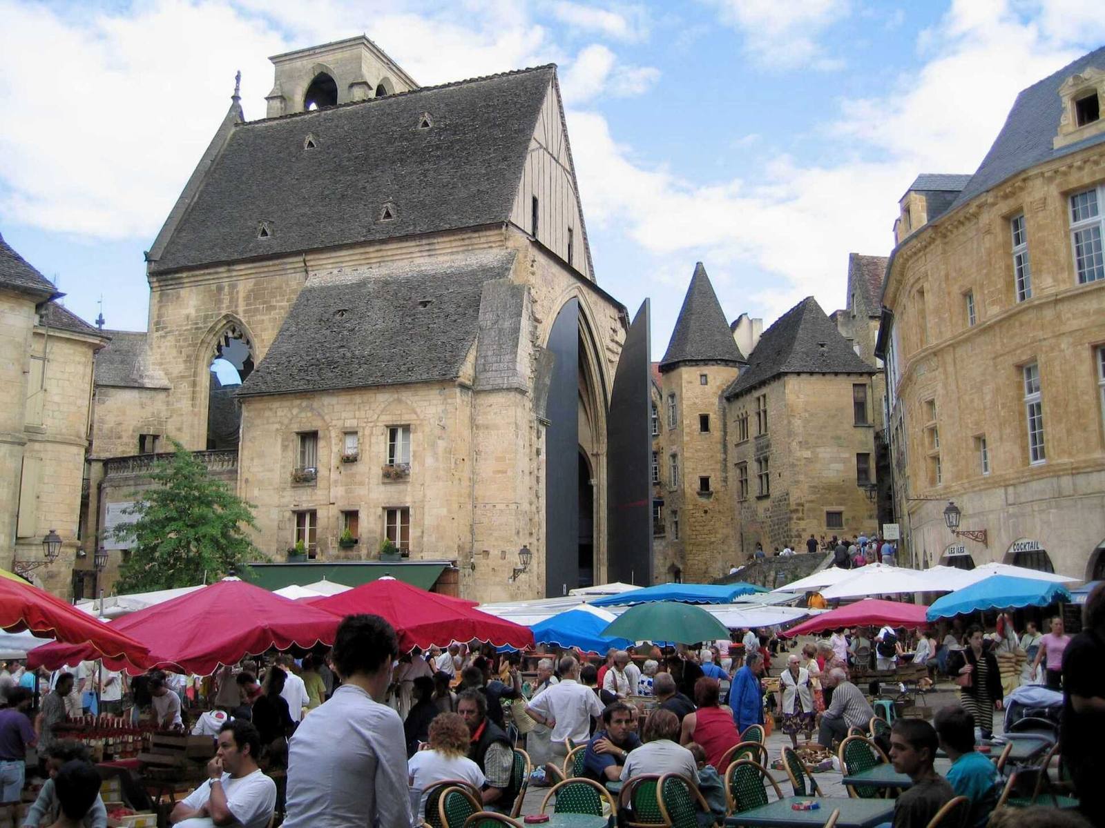 Sarlat Market Day: When to Go, What to Buy and Where to Stay