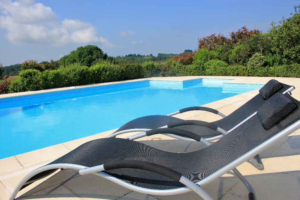 Le Cerisier, Child Friendly rural gite with large pool & garden