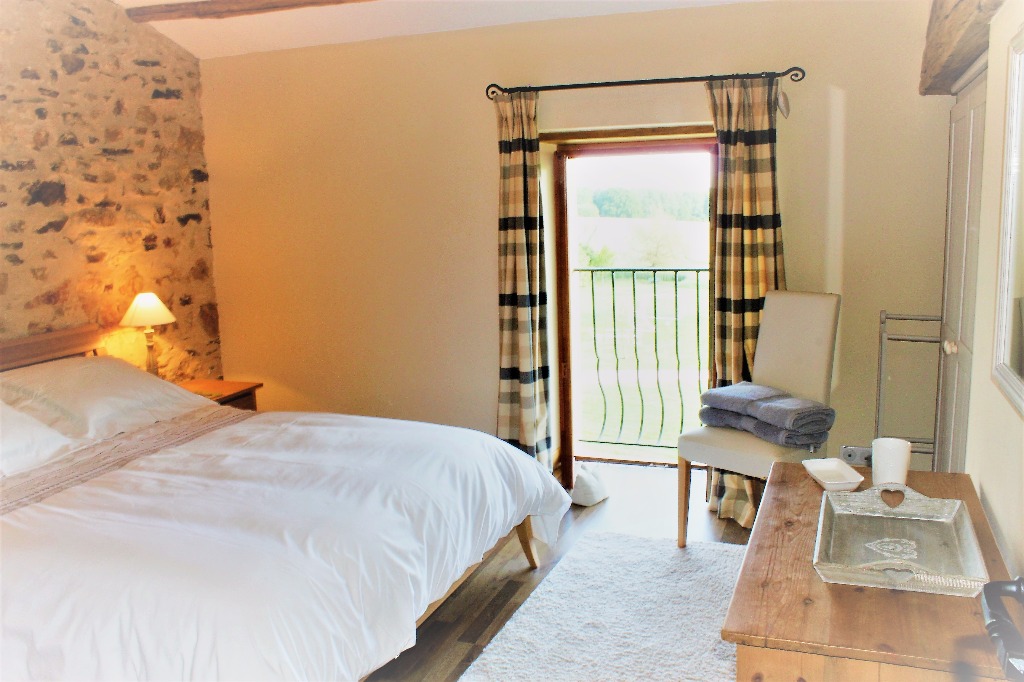 Le Cerisier, Child Friendly rural gite with large pool & garden