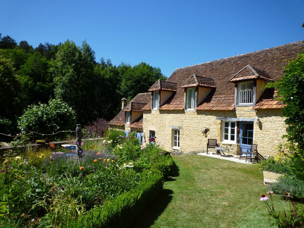 STUNNING 18thC PROPERTY. HUGE HEATED POOL IN PRIVATE 50 ACRE ESTATE — 5-sypialnie Chateau / Country House w Dordogne