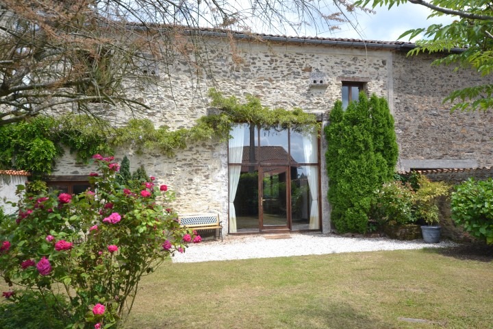 La Grange Souris -Gite in private grounds with private pool - 9 people — 4-sypialnie Gite w Charente