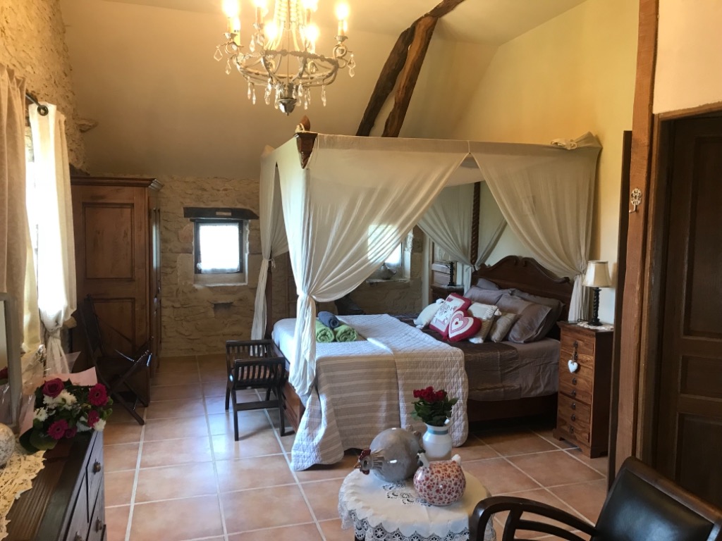 Fully equipped, jacuzzi, heated pool, large spacious comfy property.