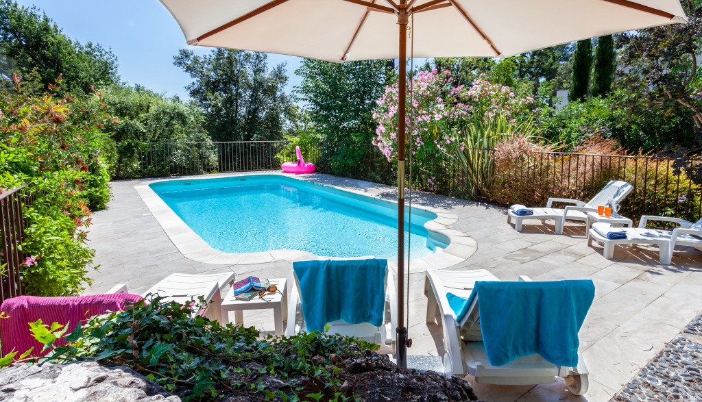 Lou Messugo sunny garden apartment with pool inland Côte d'Azur — 1-Schlafzimmer Gîte in Alpes-Maritimes
