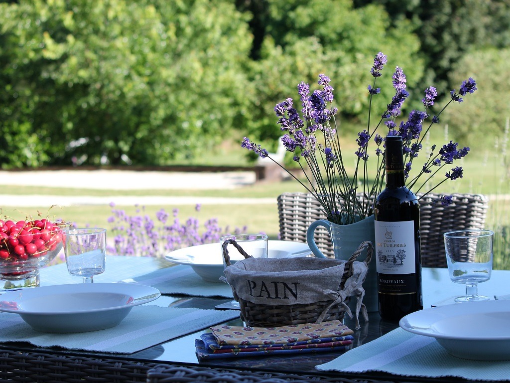 Le Pommier, Child Friendly rural gite with large pool & garden
