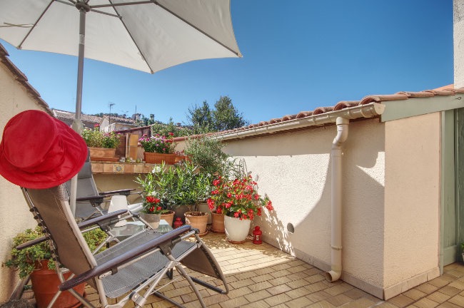 Spacious apartment with terrace in the heart of Saint-Chinian — 2-camere Apartment a Hérault