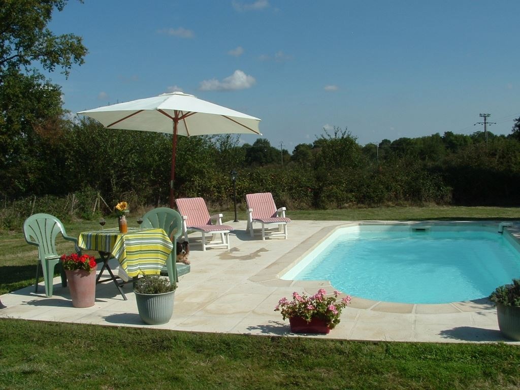 SUMMER PRICE REDUCTION 20 % DISCOUNT ON ALL LISTED PRICES AVAILABILITY 4 July to 15 August — 4-Schlafzimmer Gîte in Deux-Sèvres