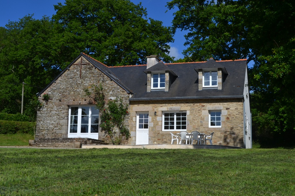 Traditional Gite with private pool and tennis court — 4-bed Gite in Morbihan