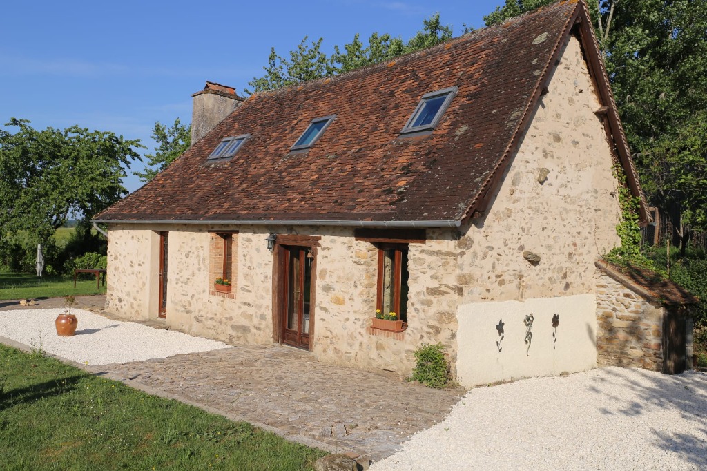 Quaint 18th Century spacious stone cottage with stunning views — 2-Schlafzimmer Gîte in Dordogne