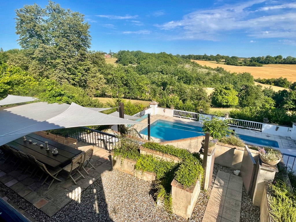 Very spacious, large house, panoramic view, swimming pool & spa****