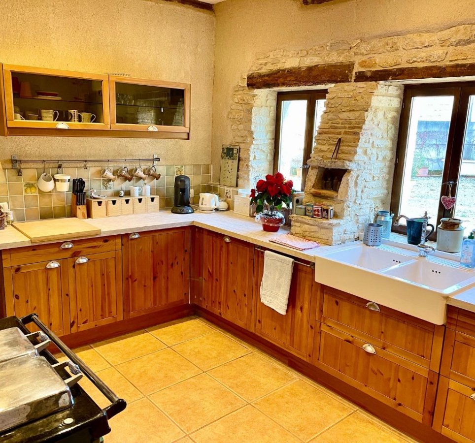 Fully equipped, jacuzzi, heated pool, large spacious comfy property.