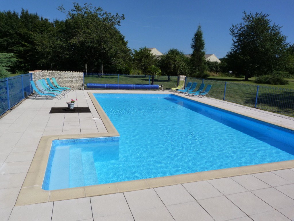 Large house private pool sleeps 12,7 bedrooms,5 bathrooms, — 7-sypialnie Farmhouse w Deux-Sèvres
