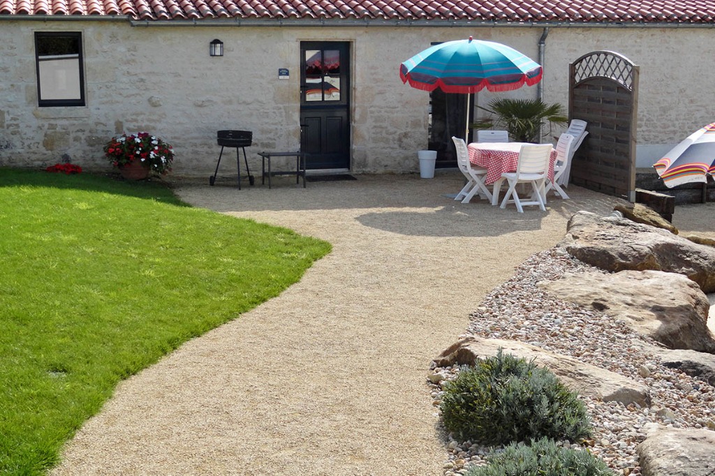 Le Griffier- Character cottage with shared pool, near a village. — 2-dormitorios Gîte en Vendée