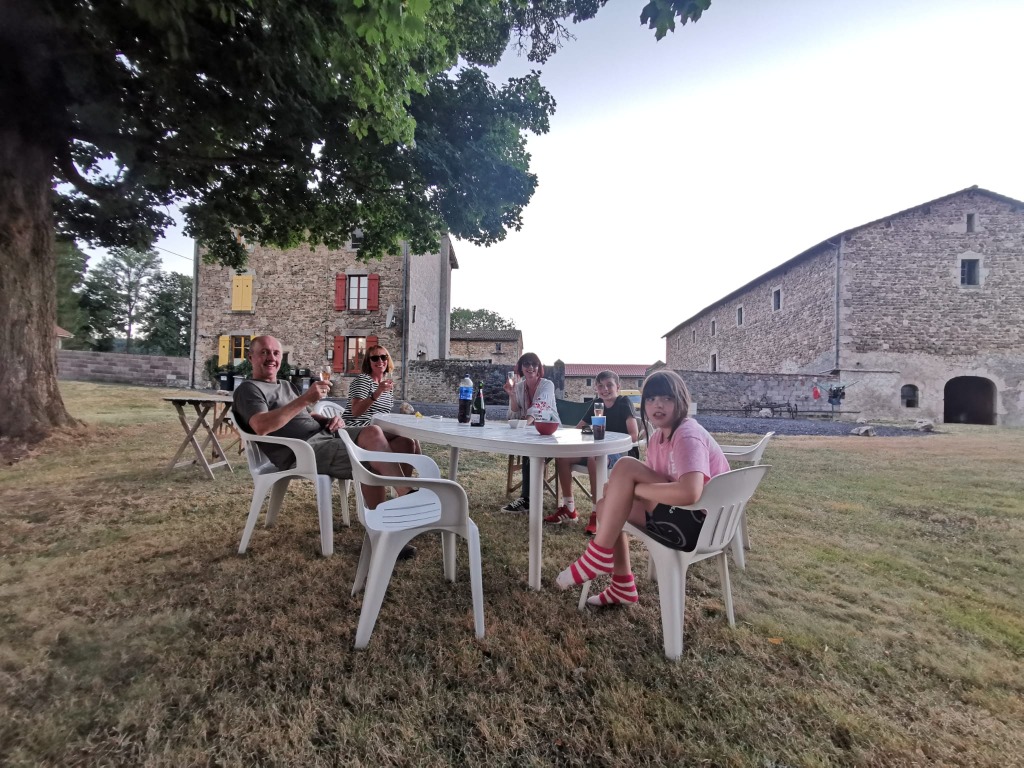 La Tourette with private pool and nearby swimming lake. — 3-slaapkamer Huis in Auvergne