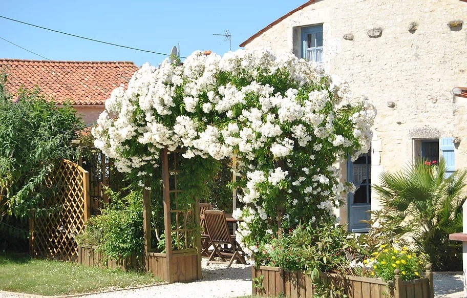 Les Moissons - character Vendee cottage with shared heated pool,