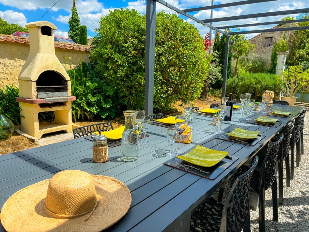 Les Semailles - spacious farmhouse with shared heated pool sleeping 8.