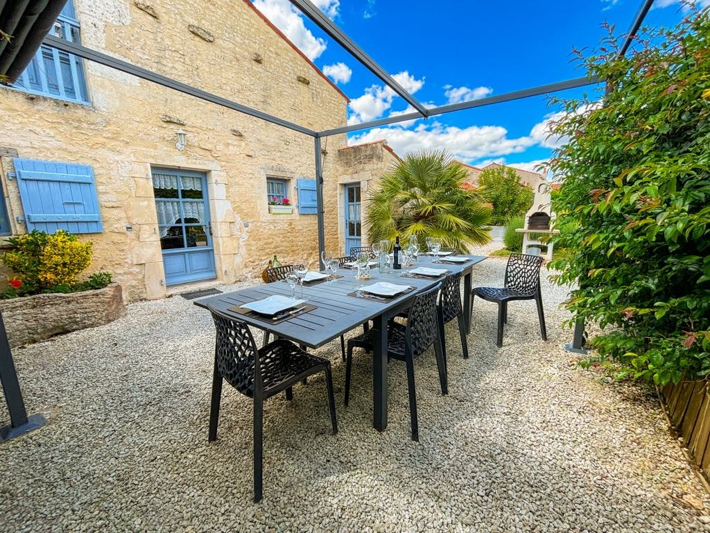 Les Moissons - character Vendee cottage with shared heated pool,