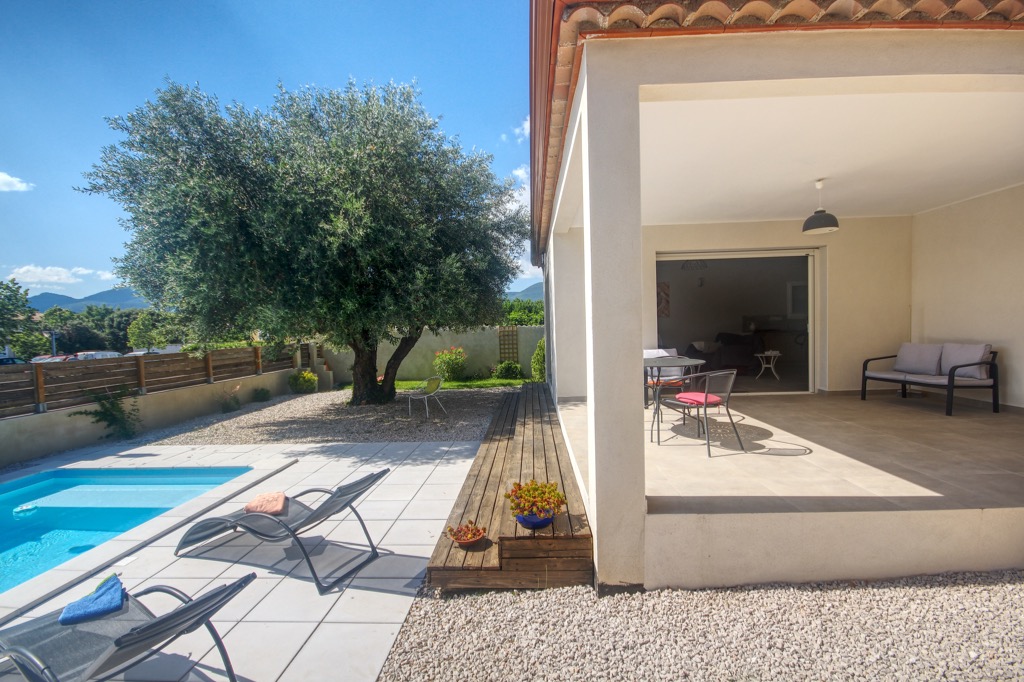 L'Oliveraie holiday villa with pool and garden, and air-conditioning