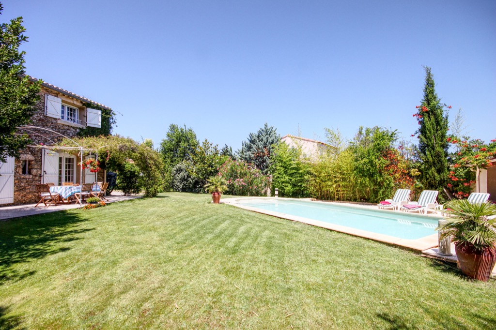 Large stone-built house with air-conditioning and private pool