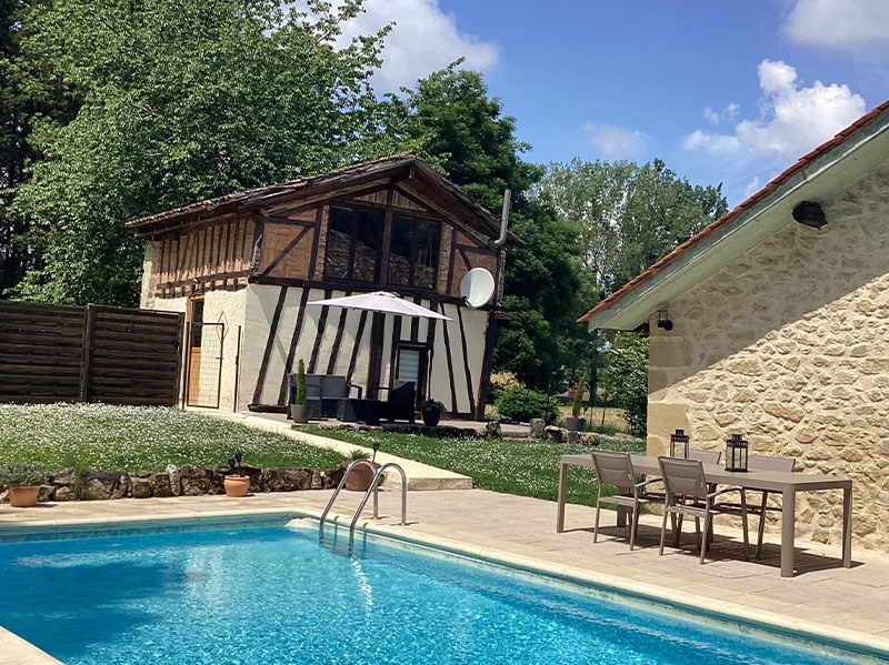 Private House with Pool and enclosed garden surrounded by farmland