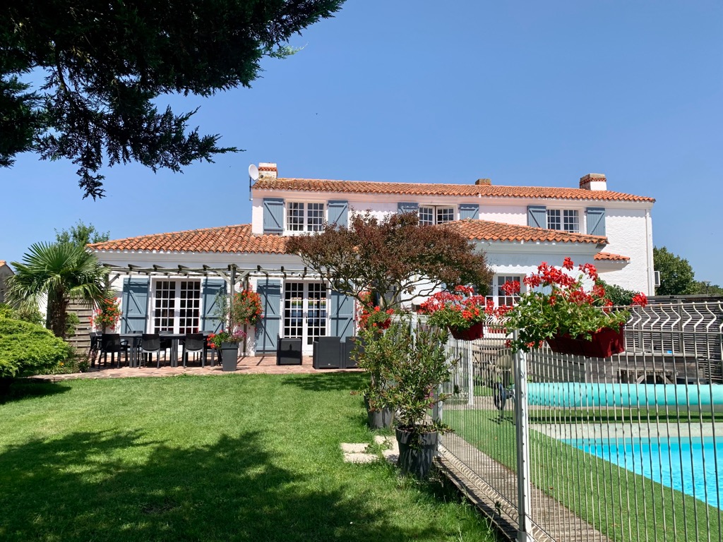 Walk to Village — 6-bed Villa in Vendée