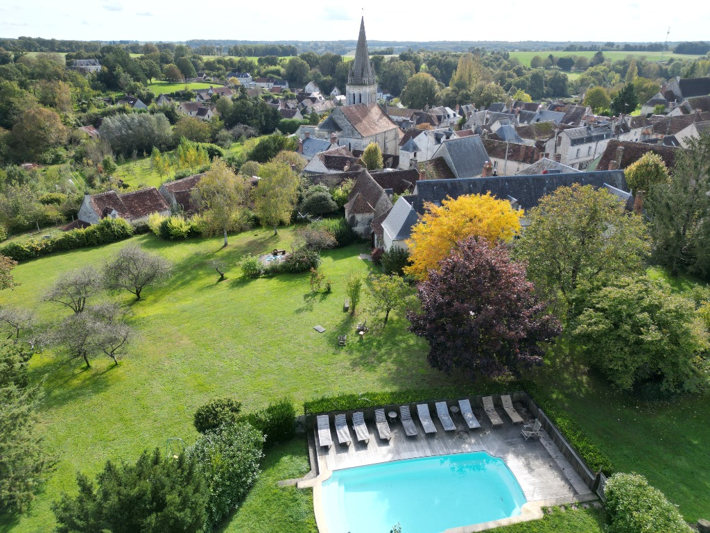Priest's House with Pool and 2 Acres of Gardens in Beautiful Village — 6-chambres Maison à Indre-et-Loire