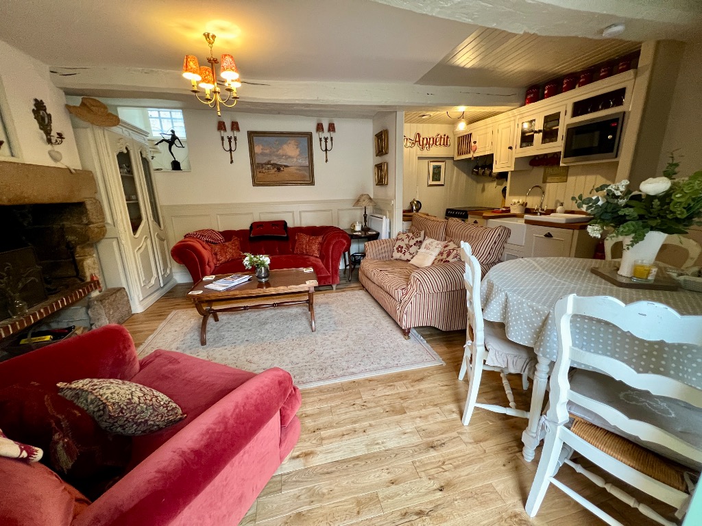 Pet-Friendly 2-Bed Riverside Gîte at Dinan Port | 3★ Meublé de Tourisme | La Petite Madeleine