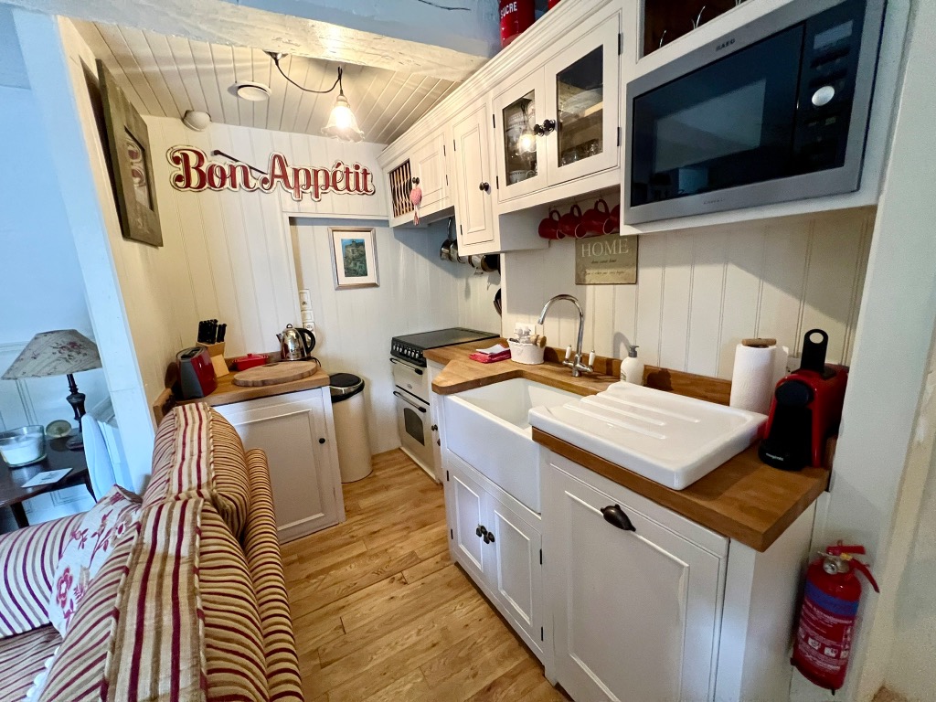 Pet-Friendly 2-Bed Riverside Gîte at Dinan Port | 3★ Meublé de Tourisme | La Petite Madeleine