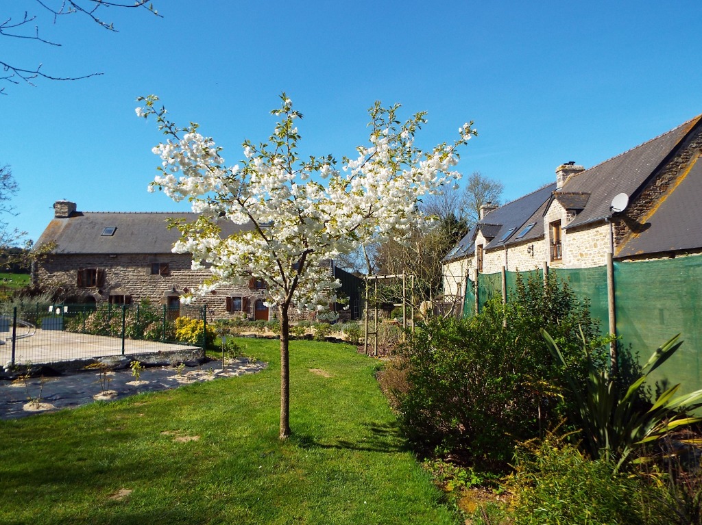 SELF CATERING LUXURY BRITTANY GITE, 5 BEDROOMS SLEEPS 12+