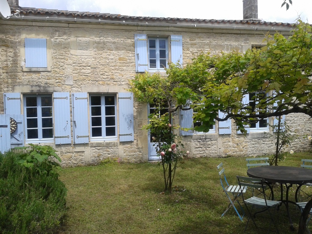 Charentaise farmhouse with private heated pool