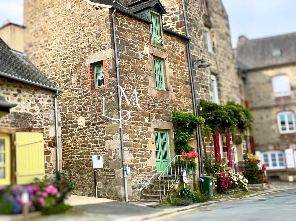 Pet-Friendly 2-Bed Riverside Gîte at Dinan Port | 3★ Meublé de Tourisme | La Petite Madeleine