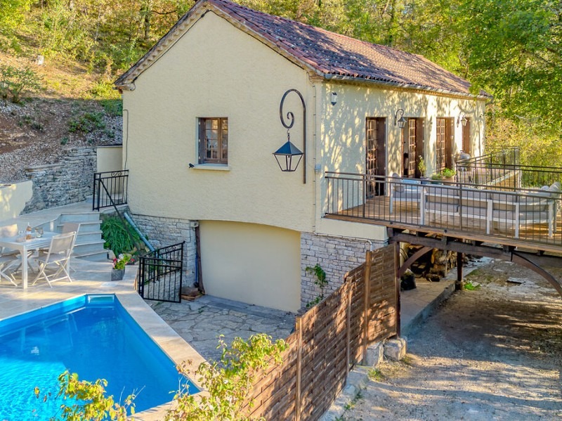 Lakeside property on the Lot Dordogne border, walk to amenities