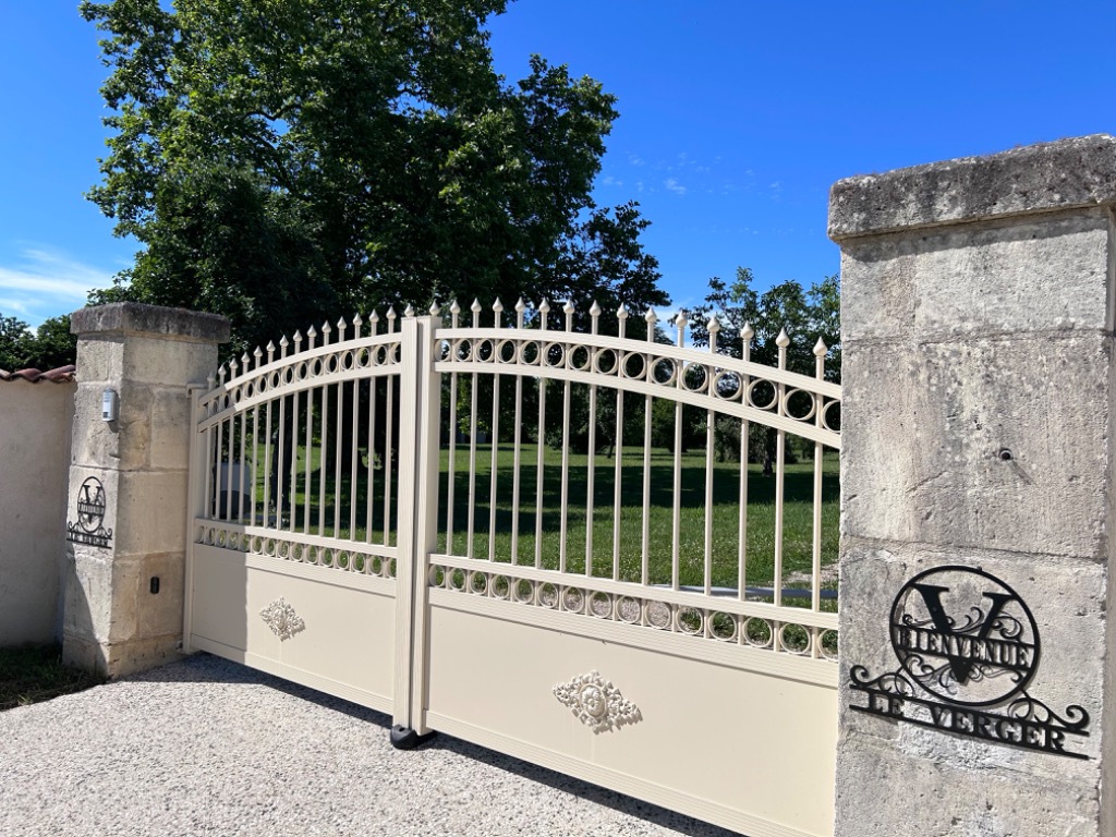 Le Verger - 4*Crecerelle. Newly refurbed gîte with pool, rural France