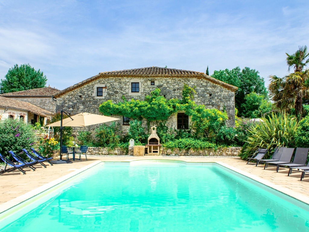 2 large gites with 2 private pools, sleeps 20