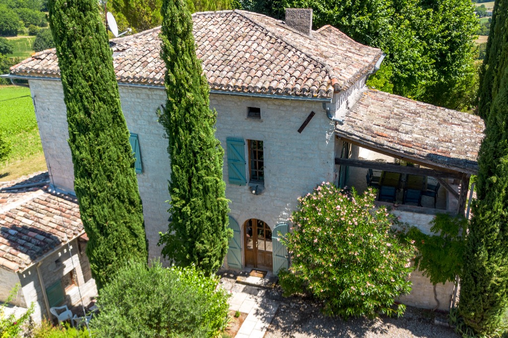 Secluded multi-Unit country house with heated pool