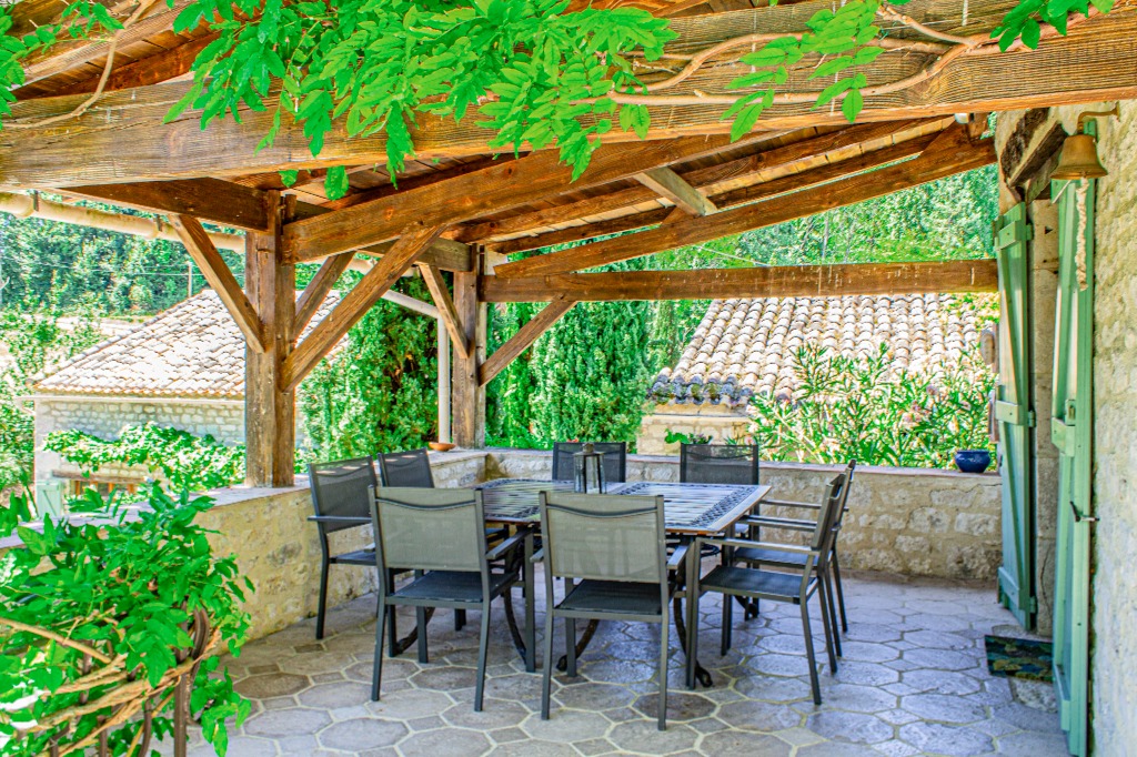 Secluded multi-Unit country house with heated pool