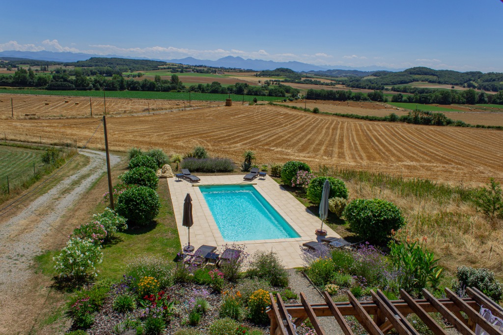 Villa Las Capelas - Pool overlooking the Pyrenees, games room, gym and more