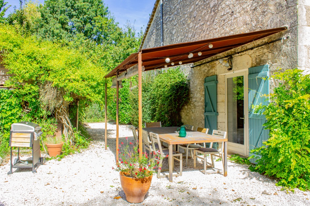 Secluded villa with pool - walk to all village amenities