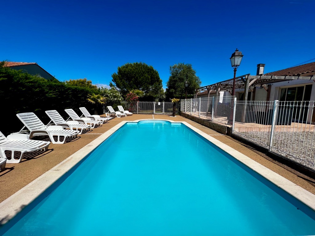 3BR Family Villa · Heated & Fenced Pool — 3-dormitorios Villa en Vendée