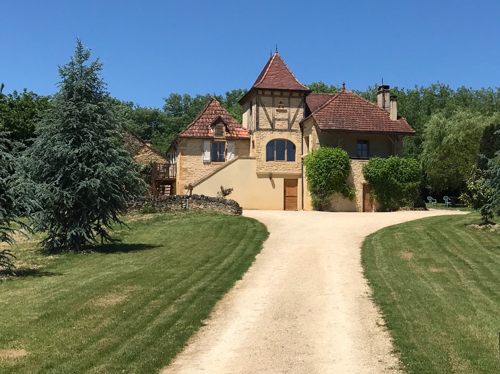New Listing! Stunning farmhouse with views, Private Pool, Sleeps 11. — 4-Schlafzimmer Bauernhaus in Midi-Pyrenees