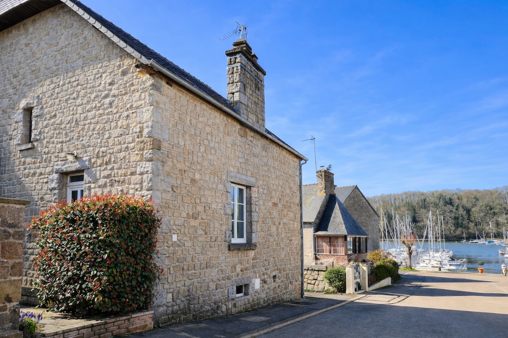 3★ Riverside Gîte near Dinan | Sleeps 6 • Pet-Friendly • River Views | La Maison Rose