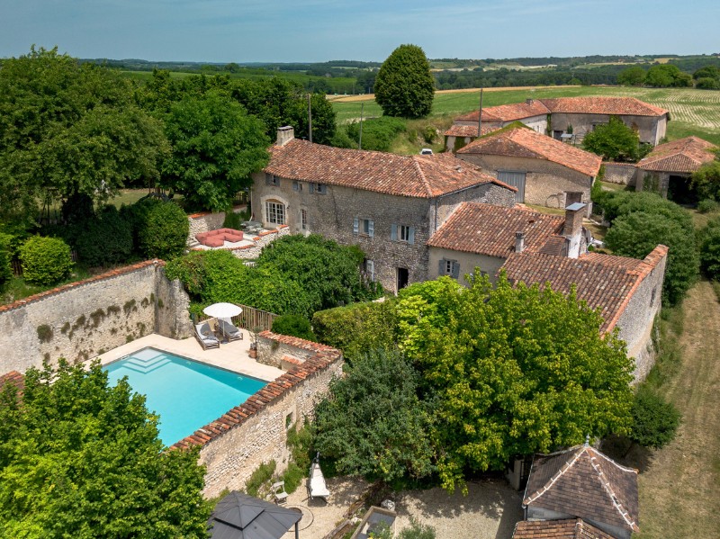 Les Chauvins - 2 independent gîtes with far reaching countryside views — 5-bed House in Charente
