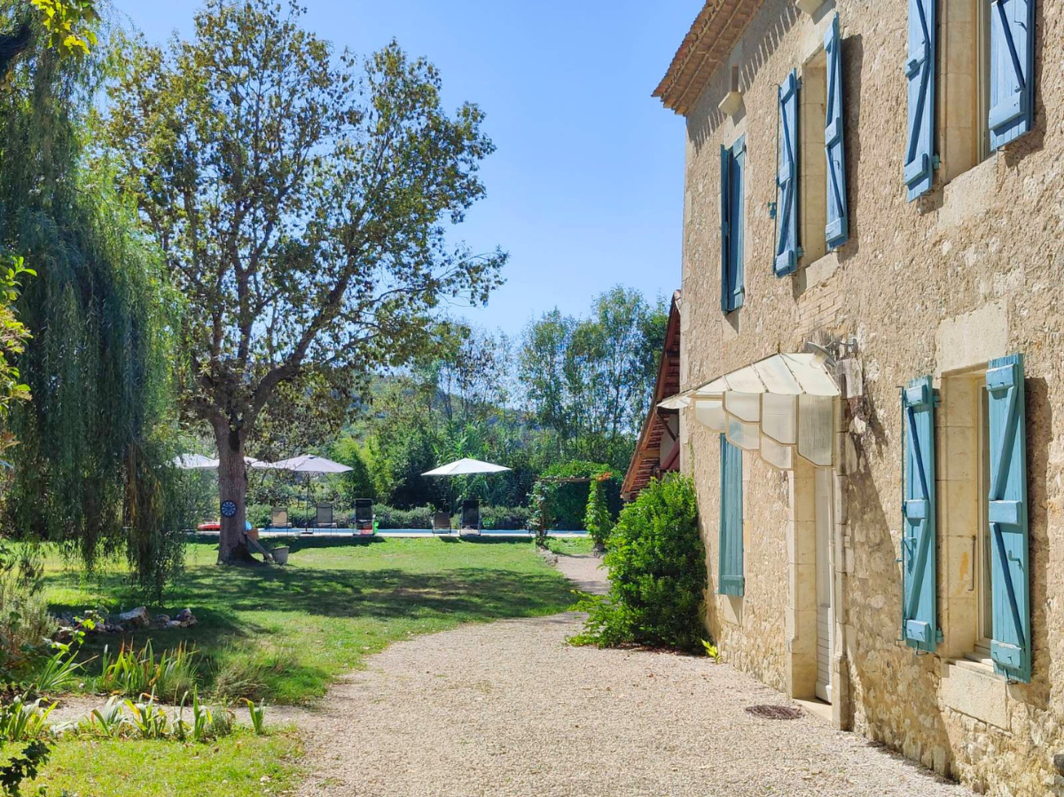 Secluded villa with pool - walk to all village amenities