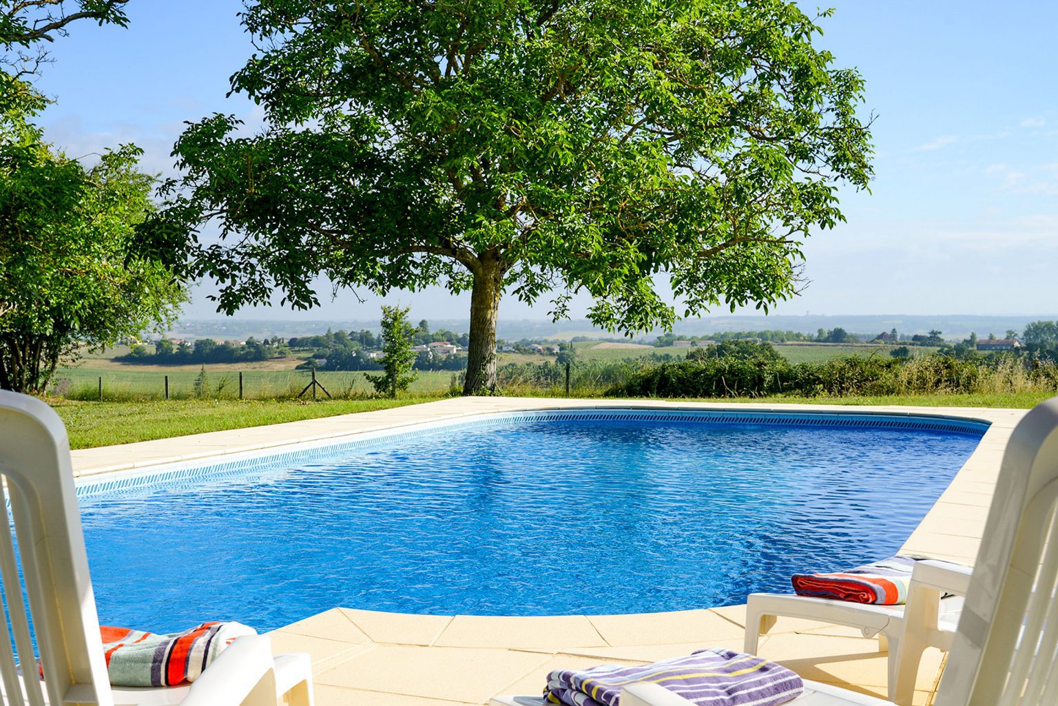 Les Rosiers – Large Private Pool and Incredible Views to Duras — 3-bed Gite in Lot-et-Garonne