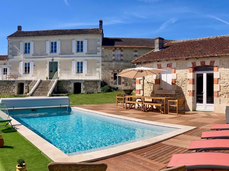 Enclosed and Private Villa in Charente for 8 to 10 guests