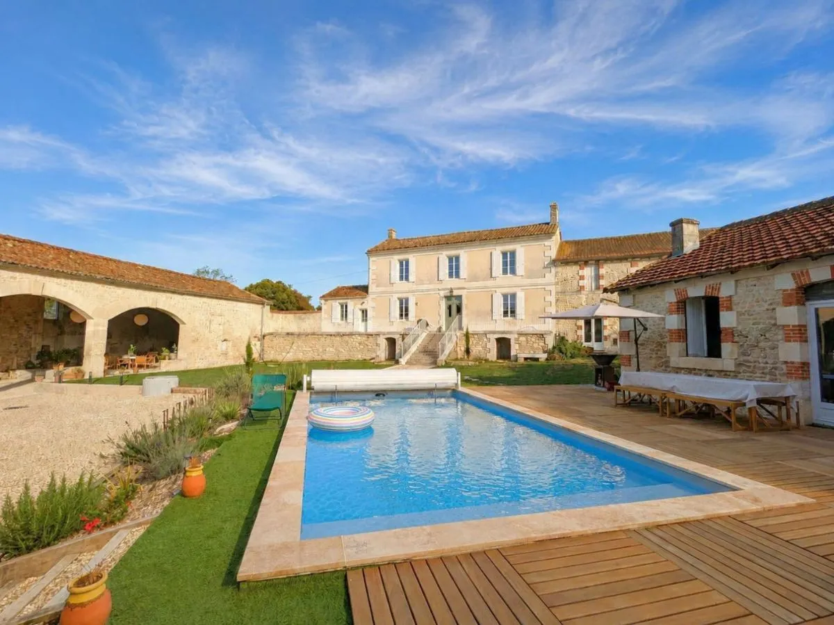 Enclosed and Private Villa in Charente for 8 to 10 guests — 4-bed Villa in Charente