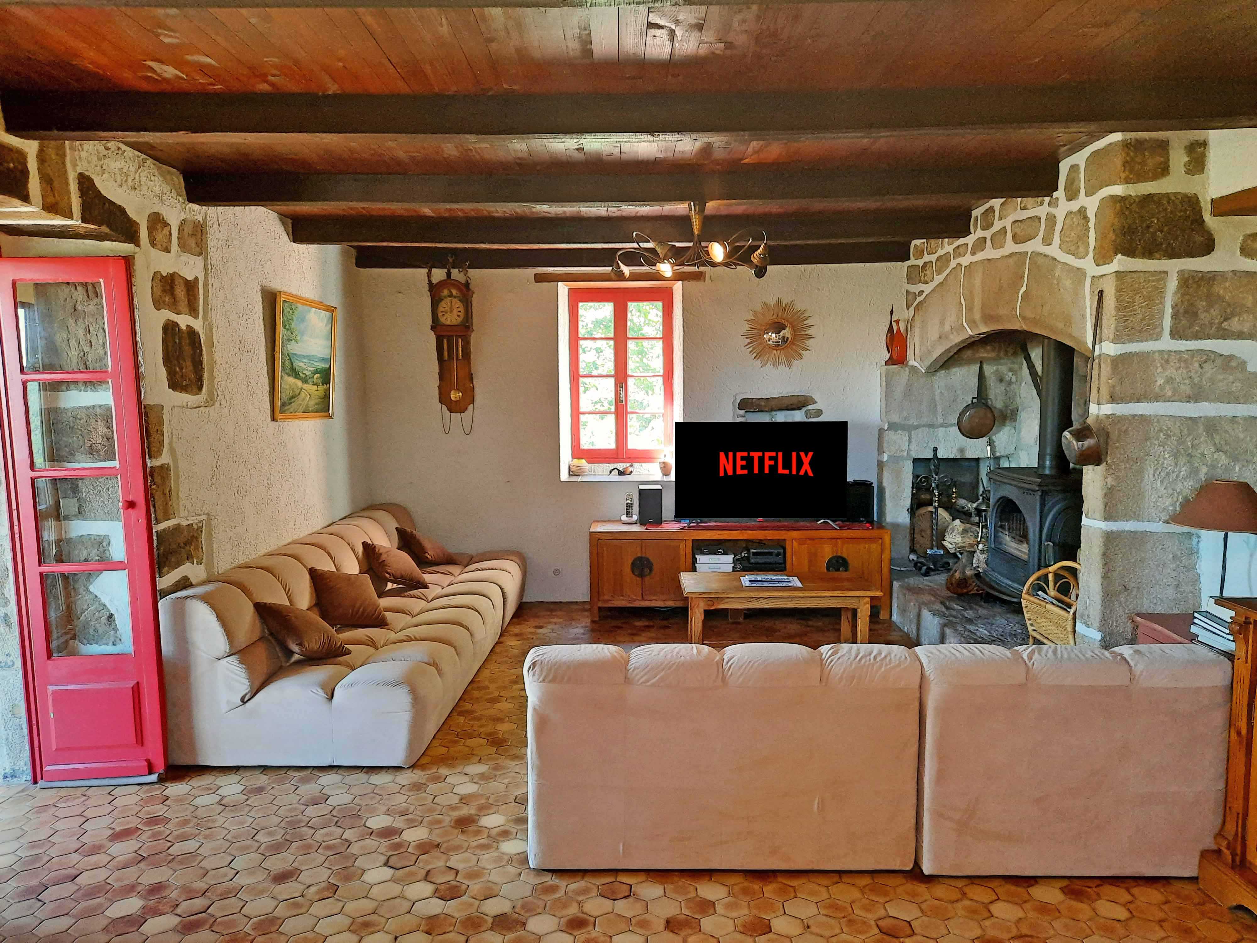 Joux salon new TV avec logo Netflix