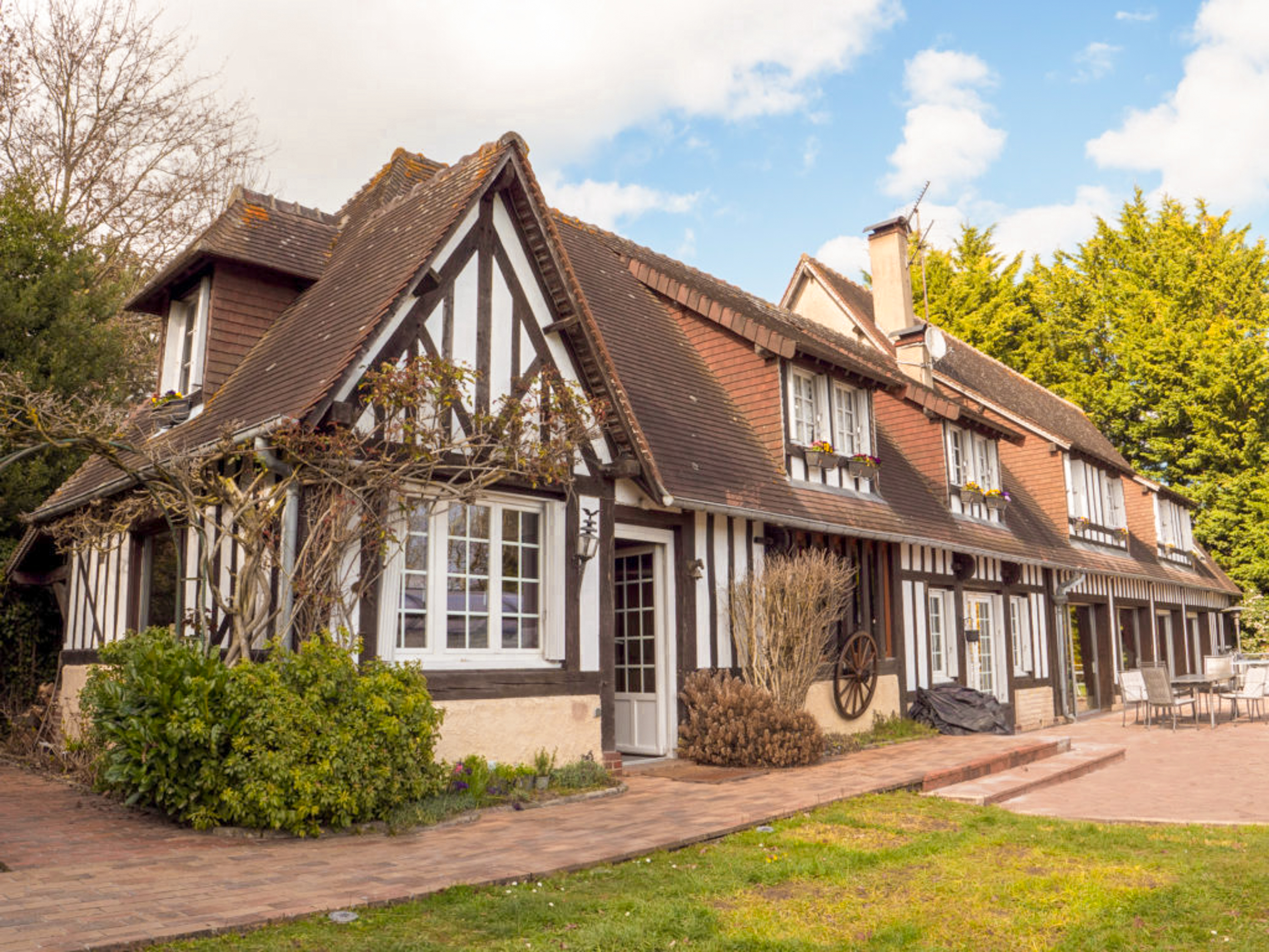 Le Domaine aux Lions – Normandy house with heated pool and tennis court